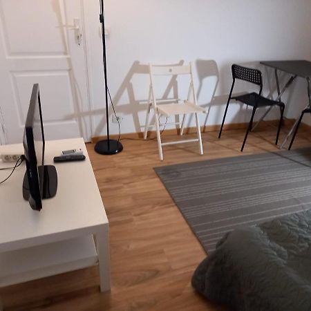 3 Hebergements - Au 1Er Etage 1 Appartement 2 Pieces Et Au 2Eme Etage Un Logement De 2 Chambres Louees Separement Avec Coin Cuisine Et Toilettes A Partager- Dans Pavillon Au Pied Du Rer B A 5 Minutes De Paris Et 30 Mn Stade De France Кашан Экстерьер фото