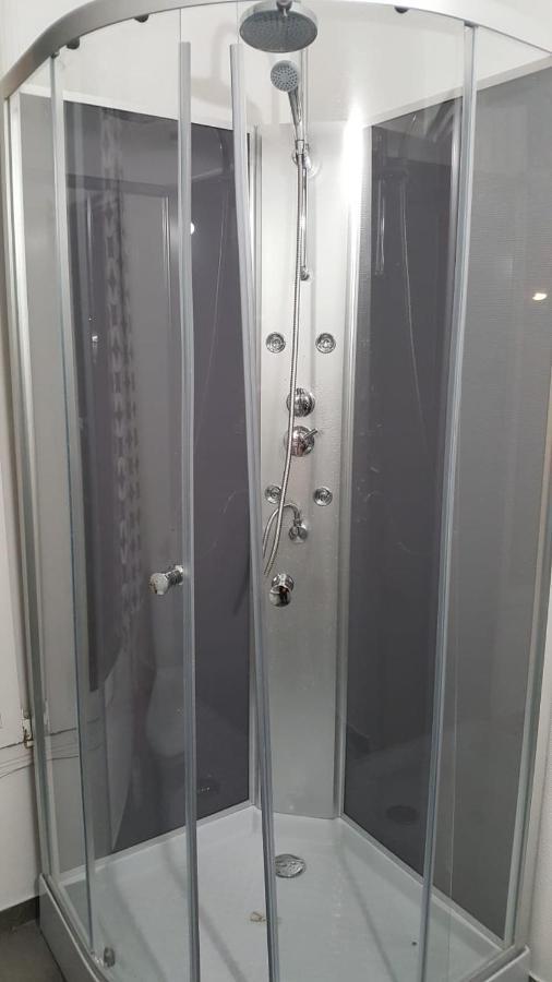3 Hebergements - Au 1Er Etage 1 Appartement 2 Pieces Et Au 2Eme Etage Un Logement De 2 Chambres Louees Separement Avec Coin Cuisine Et Toilettes A Partager- Dans Pavillon Au Pied Du Rer B A 5 Minutes De Paris Et 30 Mn Stade De France Кашан Экстерьер фото
