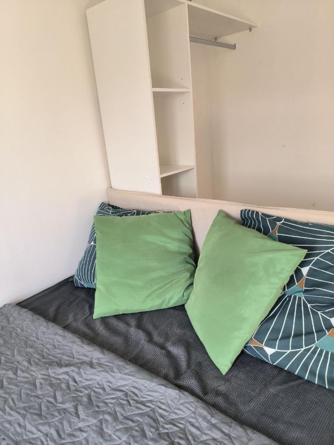 3 Hebergements - Au 1Er Etage 1 Appartement 2 Pieces Et Au 2Eme Etage Un Logement De 2 Chambres Louees Separement Avec Coin Cuisine Et Toilettes A Partager- Dans Pavillon Au Pied Du Rer B A 5 Minutes De Paris Et 30 Mn Stade De France Кашан Экстерьер фото