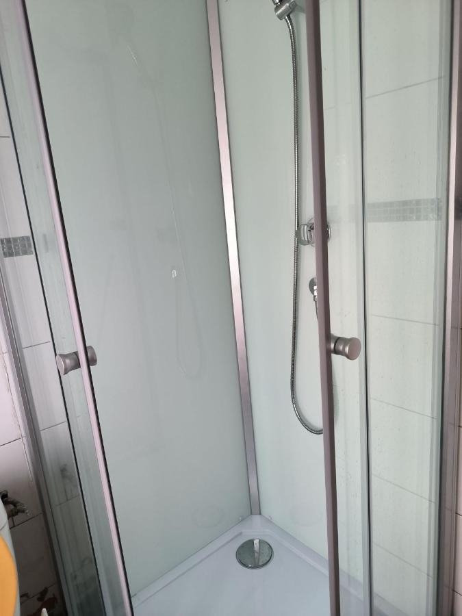 3 Hebergements - Au 1Er Etage 1 Appartement 2 Pieces Et Au 2Eme Etage Un Logement De 2 Chambres Louees Separement Avec Coin Cuisine Et Toilettes A Partager- Dans Pavillon Au Pied Du Rer B A 5 Minutes De Paris Et 30 Mn Stade De France Кашан Экстерьер фото