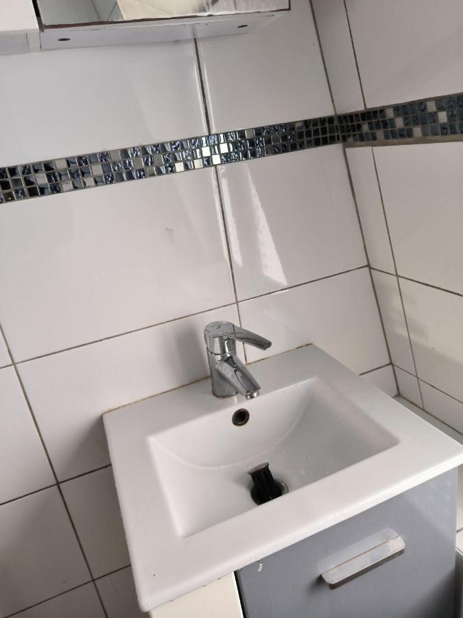 3 Hebergements - Au 1Er Etage 1 Appartement 2 Pieces Et Au 2Eme Etage Un Logement De 2 Chambres Louees Separement Avec Coin Cuisine Et Toilettes A Partager- Dans Pavillon Au Pied Du Rer B A 5 Minutes De Paris Et 30 Mn Stade De France Кашан Экстерьер фото