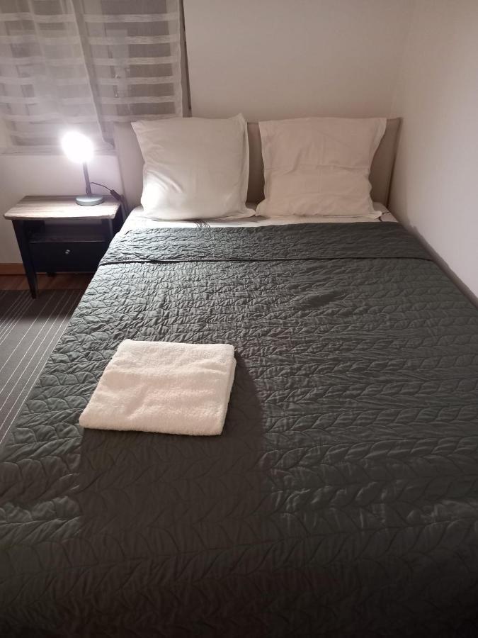 3 Hebergements - Au 1Er Etage 1 Appartement 2 Pieces Et Au 2Eme Etage Un Logement De 2 Chambres Louees Separement Avec Coin Cuisine Et Toilettes A Partager- Dans Pavillon Au Pied Du Rer B A 5 Minutes De Paris Et 30 Mn Stade De France Кашан Экстерьер фото